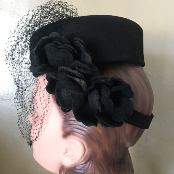 GRACEFUL 1930s\' BLACK FELT TILT HAT WITH FELT \